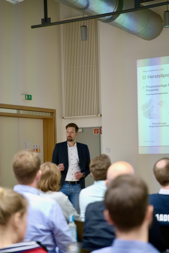 Matthias Börner von Syntegon beim Industrieforum 2023 zum Thema "Mit Cquenz skalierbare Maschinen entwickeln