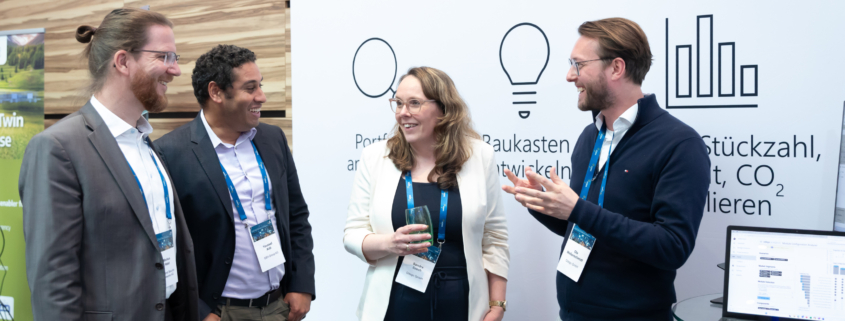 Sandra Szech und Ole Messerschmidt am Stand von Odego auf der VDMA-Tagung Variantenmanagement im Maschinenbau